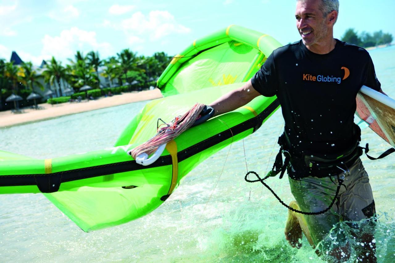 Heritage Le Telfair Golf & Wellness Resort Bel Ombre Kültér fotó A kiteboarding instructor