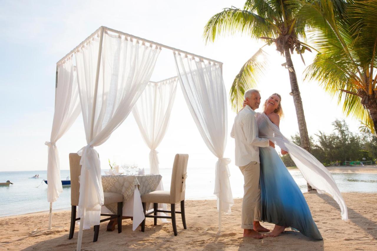 Heritage Le Telfair Golf & Wellness Resort Bel Ombre Kültér fotó A couple at Sandals Halcyon Beach