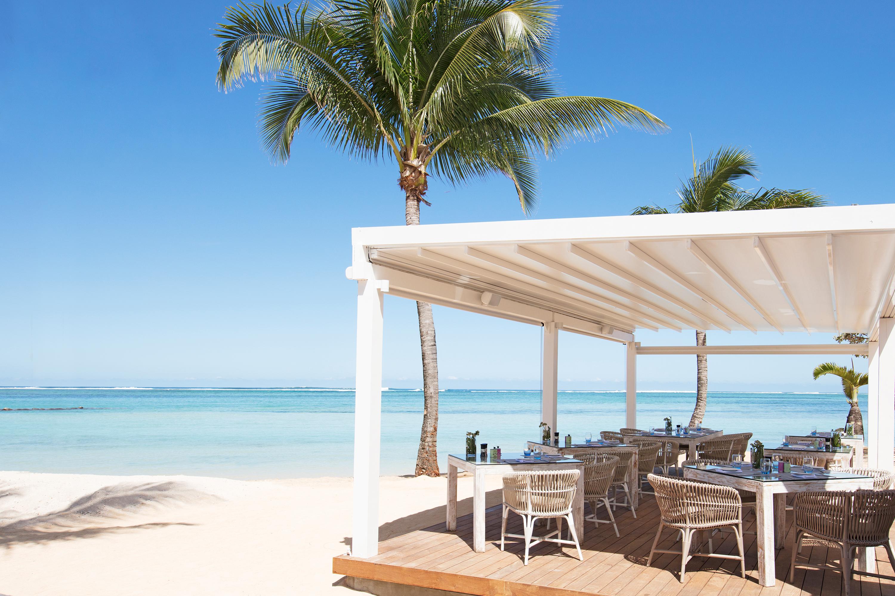Heritage Le Telfair Golf & Wellness Resort Bel Ombre Kültér fotó Beachfront dining at Atlantis Paradise Island